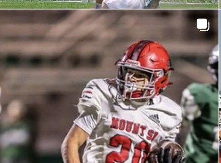 John Larson carrying the ball for Mount Si football, number 20
